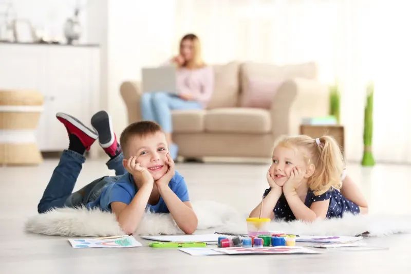 Kinder spielen in einer Mietwohnung in der Schweiz