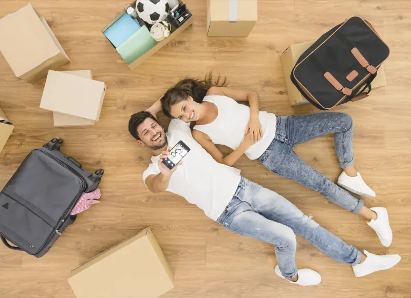 Auslands-Zuzüger zieht mit Koffern in eine neue Mietwohnung in der Schweiz