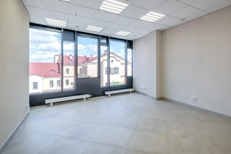 Moderne leere Geschäftsfläche für gewerbliche Mieter