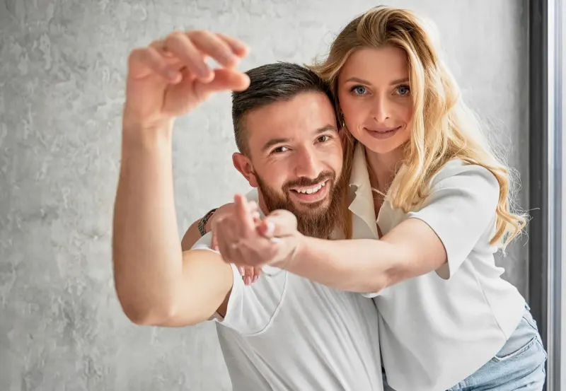 Mietkautionsversicherung Schweiz – Paar in neuer Wohnung